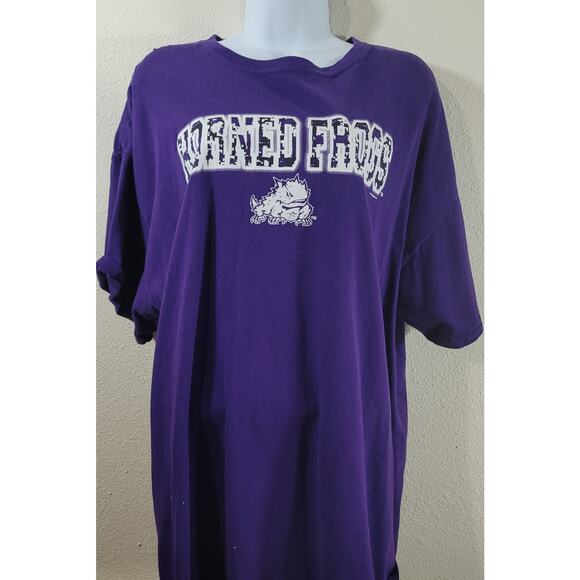 Gildan Purple TCU Horned Frogs Distressed Graphic Logo Shirt 2XL Lightweight - Picture 1 of 6